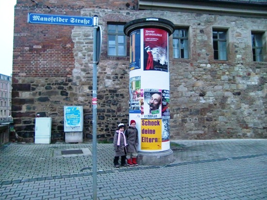 Leonie und Pauline haben das Plakat an der Klausbrücke (Mansfelder Str.) gefunden.